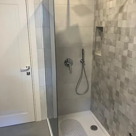 Oblica-beautiful New, Well Equipped *